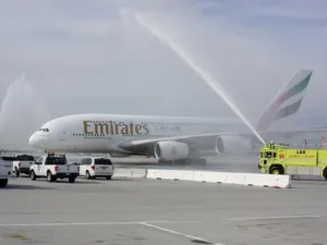 رشاشات المياه التقليدية تستقبل طائرة الإمارات A380 في مطار لوس أنجلوس