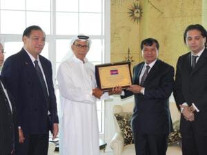 Dr. Khon presenting Mr. Al Habtoor with a plaque to commemorate the meeting