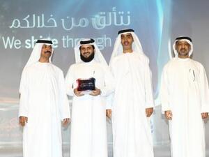 الرئيس التنفيذي لشركة امداد السيد جمال عبدالله لوتاه يتسلم جائزة تقدير من جمارك دبي