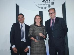 Dina Shoman, Executive Vice President of Branding at Arab Bank receiving the award
