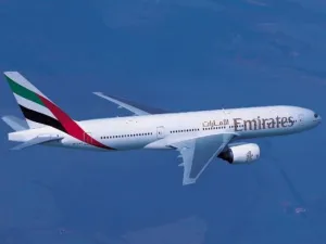 تشغل طيران الإمارات طائرة بوينج 777-200ER بتوزيع الدرجات الثلاث، الأولى ورجال الأعمال والدرجة السياحية، لخدمة العاصمة الليبية طرابلس