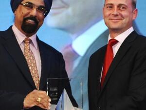 Gurjit Singh, Chief Operating Officer of Sorouh, receiving the award