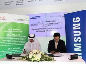 Saeed Mohammed Al Tayer, MD & CEO of DEWA and Young Soo Kim, President of Samsung Gulf Electronics during the signing Saeed Mohammed Al Tayer, MD & CEO of DEWA and Young Soo Kim, President of Samsung Gulf Electronics during the signing