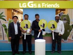 Mr Yong Geun Choi with the lucky winners from the LG G5 roadshow