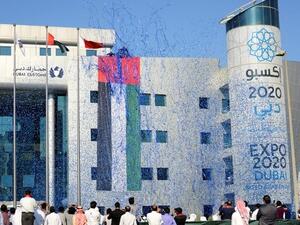 في البداية تم رفع علم الدولة وعزف السلام الوطني لدولة الامارات العربية المتحدة أمام مبنى الدائرة ثم بدأت الفعاليات التي شملت عروضا للمفتشين الجمركيين وفرقة خيالة وتزيين الدائرة بعلم الدولة، اضافة لفعاليات تراثية ومأكولات شعبية.