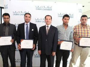 بلعيد رتّاب، رئيس قطاع الأبحاث الاقتصادية والتنمية المستدامة في غرفة دبي مع الفائزين