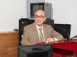 البروفيسور آرا تيكيان مسؤول التعليم الطبي الدولي في جامعة إلينوي بولاية شيكاغو الامريكية