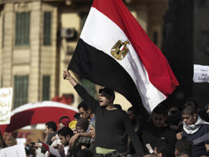 أكد د. عصام شرف رئيس مجلس الوزراء المصري أن استمرار المظاهرات يؤثر على الإنتاج والإستقرار ويؤثر سلباً على النشاط السياحي والإستثماري