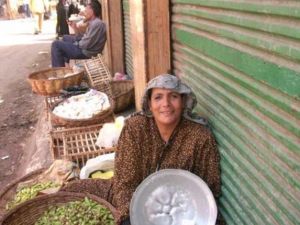 سجل متوسط إنفاق الطبقة الوسطى أدنى مستوى له في العام 2000 في مصر بمعدل 111 دولاراً للفرد في الشهر 