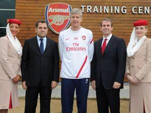 Boutros Boutros,Emirates’ Divisional Senior Vice President, Corporate Communications, Arséne Wenger,Manager, Arsenal FC and Tom Fox,Chief Commercial Officer, Arsenal FC are flanked by two members of Emirates’ Cabin Crew at Arsenal’s London Colney Training Centre