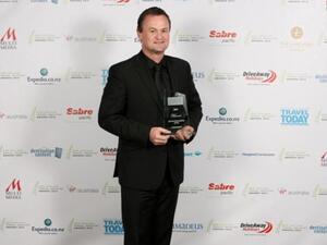 Etihad Airways GSA representative and General Manager of The Walshe Group New Zealand Stephen Tanner proudly holds the award for Best International Airline – Offline