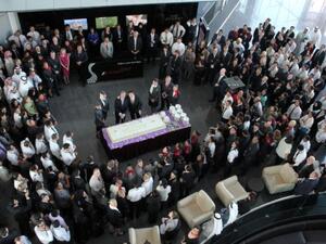 Etihad Airways’ Chief Commercial Officer, Peter Baumgartner and the airline’s Chief People and Performance Officer, Ray Gammell, cut the celebratory cake surrounded by Etihad Airways staff