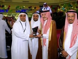 Prince Sattam bin Abdul-Aziz Al Saud handing the award to Abdullah al Harbi, CEO of EyeofRiyadh.com