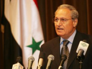 يتهم فاروق الشرع نائب رئيس الجمهورية الحكومة السابقة بالتلاعب ببيانات النمو الاقتصادي في سوريا ونسبه