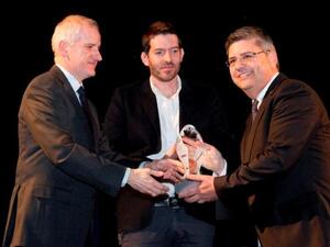 Etihad Airways Country Manager for Greece, Dimitrios Karagkioules receiving the award from Loakeim Tsimpidis, Senior Specialist Press Office, Athens International Airport and Loannis Metsovitis, Director Aviation Unit, Athens International Airport