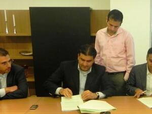Hisham Al Rayes, Chief Investment Officer, GFH; Esam Janahi, Executive Chairman, GFH and Sanjay Chhabria, Managing Director, Wadhwa during the signing
