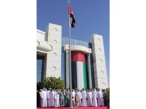 أمام مبنى إدارة المطار