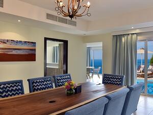 JRAK Villas - Dining area with a view.