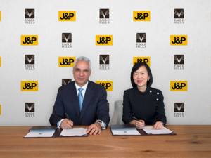 Low Ping, CEO Eagle Hills and Grigoris C. Christofides, CEO J&P, during the signing ceremony. 