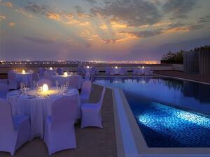 Evenings by the pool are also replete with savory gastronomies featuring à la carte menus of enticing continental bites and exotic beverages that is best enjoyed throughout the night.