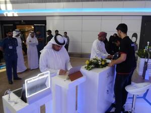 مشاركون في الحملة يقدمون مساهماتهم