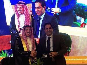 وقع الاتفاقية كل من فادي هاني، نائب رئيس شركة "أڤايا" في الشرق الأوسط وأفريقيا وتركيا، والأستاذ الدكتور أسامة بن أحمد الجنّادي رئيس جامعة الأعمال والتكنولوجيا. 