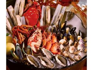 The Park Grill celebration menu includes as exhaustive list of luxury delicacies such as king crabs, oyster preparations, and an assortment of seafood specialties. 