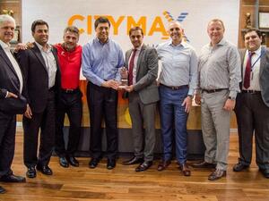 Sanjay Dube, CEO Landmark Hospitality receiving the award from Mr. Vijay Gandhi, Regional Director EMEA, Korn Ferry Hay Group.