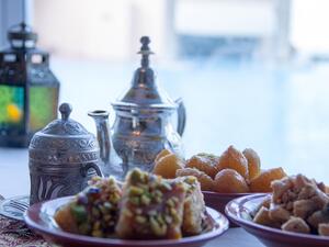 Guests can enjoy the iconic tradition of Iftar and Suhoor at the Layali tent located in the Kempinski gardens