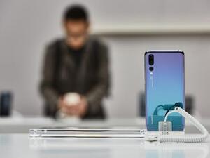 يعد هاتف هواوي بي 20 برو Huawei P20 Pro الجديد أول هاتف ذكي في العالم بنظام ثلاثي للكاميرات الخلفية.