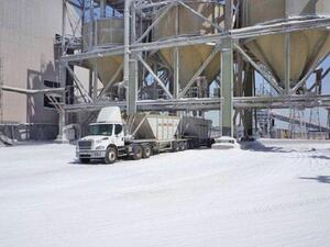 A truck is loaded at the Ghour Safi Plant of the Arab Potash Company, which has reported a net profit of more than JD90 million in 2017 (Courtesy of APC)