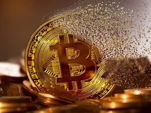 لا تزال البيتكوين متقدمة في قيمة تداولها مقارنة بهذا الوقت في العام الماضي، ولكنها لا تزال أقل كثيرا من المستوى الذي وصلت إليه. 