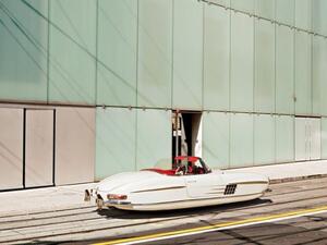 وتدمج هذه الصور بين السيارات الكلاسيكية وتصور ماريون لوسائل النقل المستقبلية، حيث نشأ في الثمانينات، وكان يتصور أنه بحلول عام 2000، ستكون السيارات الطائرة أمراً واقعياً في جميع أنحاء العالم. (سنيار)