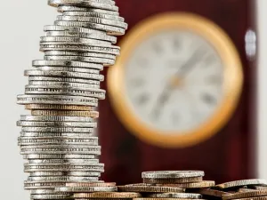 استمرت الوكالة في حديثها عن شركات التأمين في المملكة قائلةً أنها تربح كثيراً على الصعيدين الاستثماري وأرباح الاكتتاب الفنية. (Pixabay)