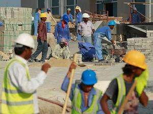 The total number of foreigners in the Saudi labor market declined by around 796,000 since the start of 2017.  (AFP/Karim Jaafar)