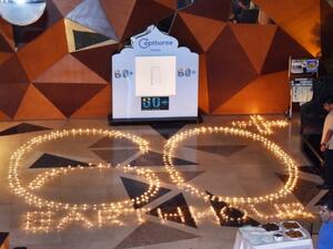 أضيئت الشموع على شكل 60+ Earth Hour.