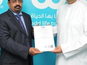 Farid Faraidooni, Chief Commercial Officer, du receiving the certificate