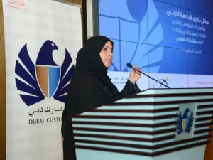 نادية عبدالله كمالي خلال كلمتها بالحفل