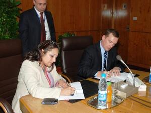 Olfat Ezzat, Chairman Assistant for HR & ENPPI Academy, and David Kraft, Middle East and Africa Sales Director for Emerson Process Management signing the MoU Olfat Ezzat, Chairman Assistant for HR & ENPPI Academy, and David Kraft, Middle East and Africa Sales Director for Emerson Process Management signing the MoU