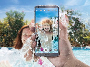 There is no need to worry when taking splashy pictures under shallow water or even completely immersed in the water with the powerful, waterproof G6.