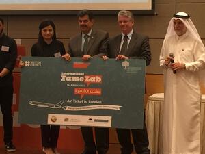 Dr Abdul Sattar Al-Taie, Executive Director of QNRF, presents a prize to FameLab winner