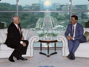 سلطان بن سعيد المنصوري، وزير الاقتصاد خلال اجنماعه مع محمد نجيب، رئيس وزراء ماليزيا.