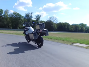 يمكن للدراجة المبتكرة التعامل مع دواسة الوقود، والقابض، والتروس والفرامل بعد تحليل المسار أمامها.