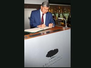 The President of the Kyrgyz Republic, Almazbek Atambayev, signs the Qatar Foundation Visitor’s Book