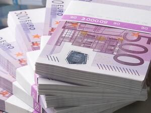 With a denomination of EUR 10,000 the LUXBURG BANK BOND offers a flexible investment scale for a grand variety of investment purposes. (Shutterstock)