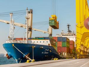The exported non-oil goods weighed 576,000 tons. (Shutterstock)