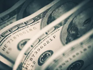 نزل الدولار لليوم الثالث على التوالي مقابل عملات منافسة