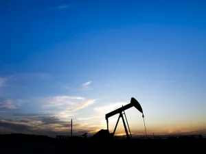 النفط يرتفع بنسنة 1.5% بدعم محادثات تجارية أمريكية صينية وتخفيضات أوبك