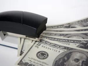 يعادل إجمالي الدين في العالم حوالي 225% من إجمالي الناتج المحلي للعالم.