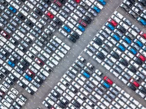 شهدت مبيعات السيارات تراجعا بنسبة 33 في المائة عن عام 2017، في حين أن مبيعات المركبات التجارية الخفيفة، التي تستخدمها الشركات الصغيرة، تراجعت بنسبة 42 في المائة.